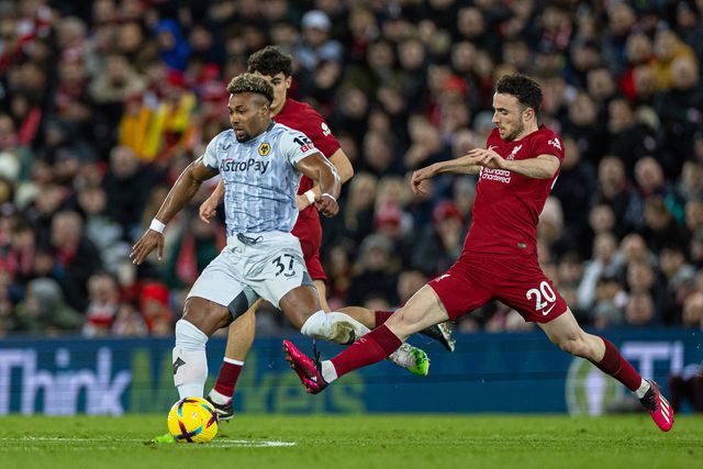 Diogo Jota a tentar tirar a bola dos pés de Adama Traoré, seu ex-colega dos Wolves