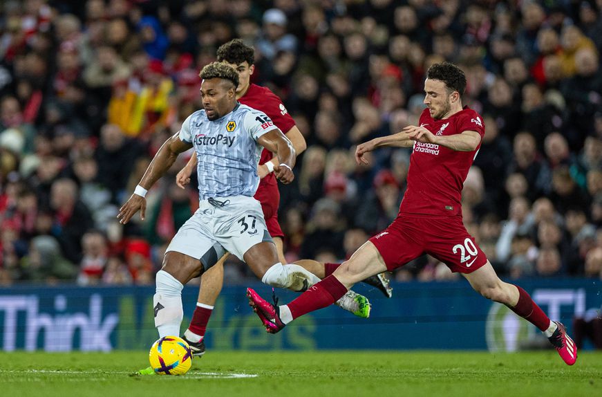 Diogo Jota a tentar tirar a bola dos pés de Adama Traoré, seu ex-colega dos Wolves