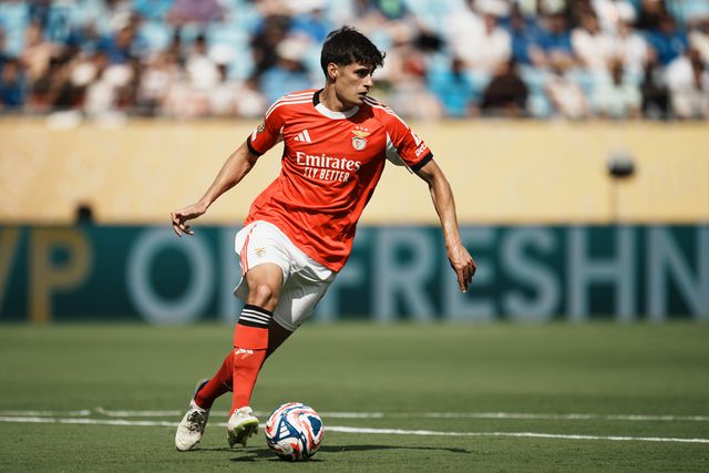 Jovem defesa-central internacional português prepara-se para deixar a Luz, mas a Arábia Saudita não está nos seus horizontes