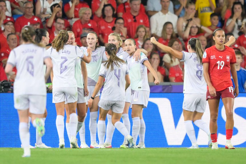 Jogadoras norueguesas a celebrarem o segundo golo frente à Suíça no Euro 2025