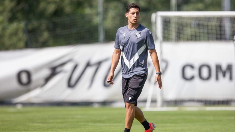 V. Guimarães: Luís Pinto dá sinais de querer mais um médio