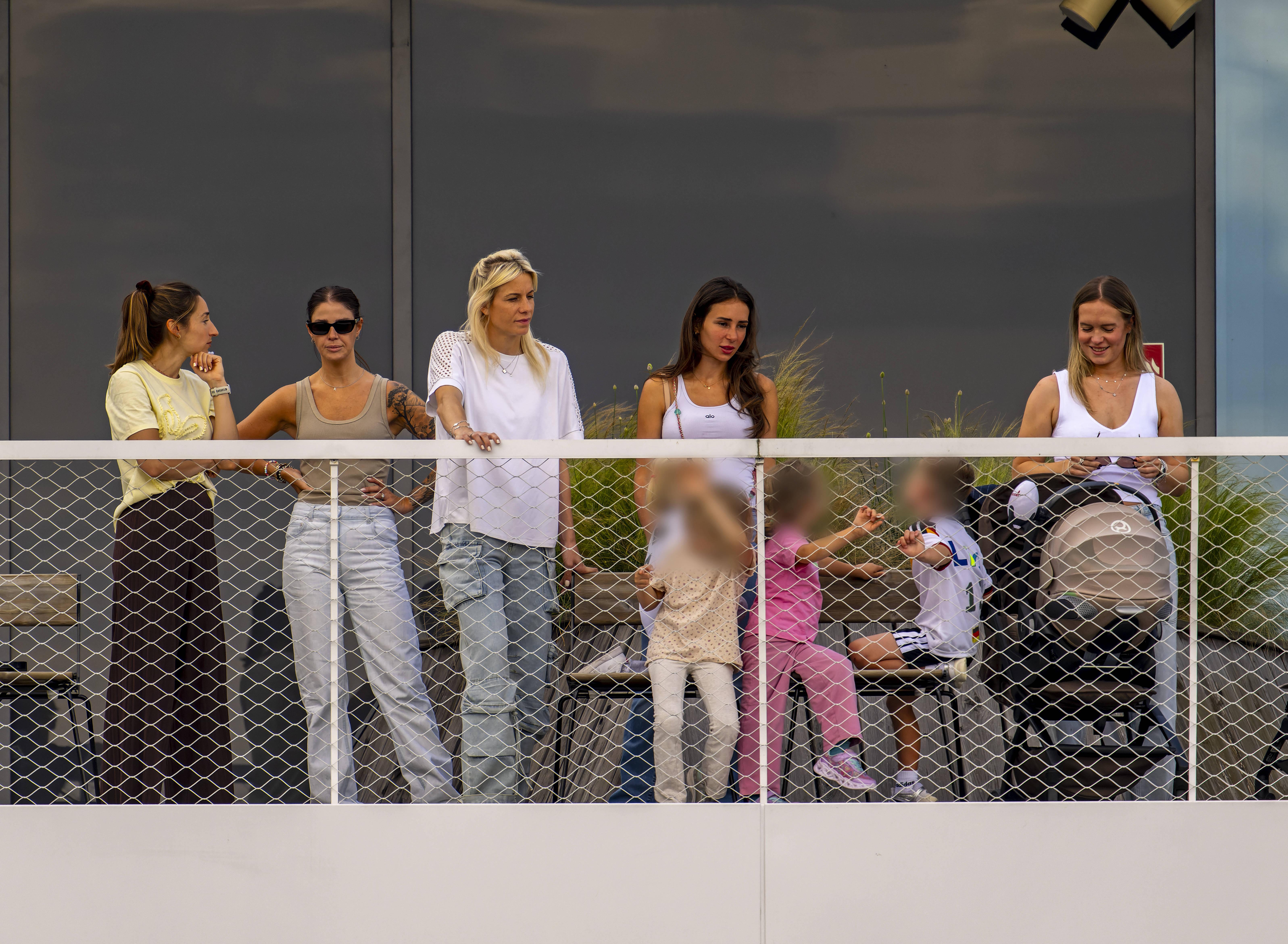 Famílias na despedida no estágio em Frankfurt