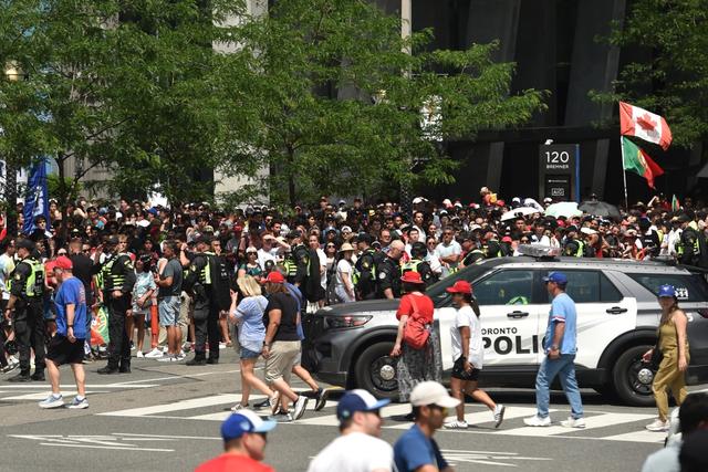 Muitas centenas de adeptos esperaram a Seleção no centro de Toronto - Foto: MIGUEL NUNES