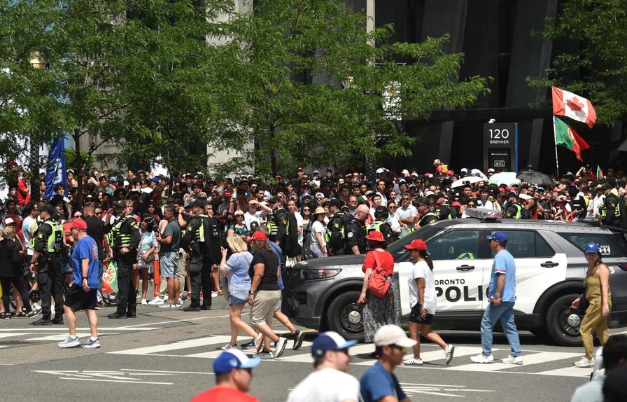 Muitas centenas de adeptos esperaram a Seleção no centro de Toronto - Foto: MIGUEL NUNES