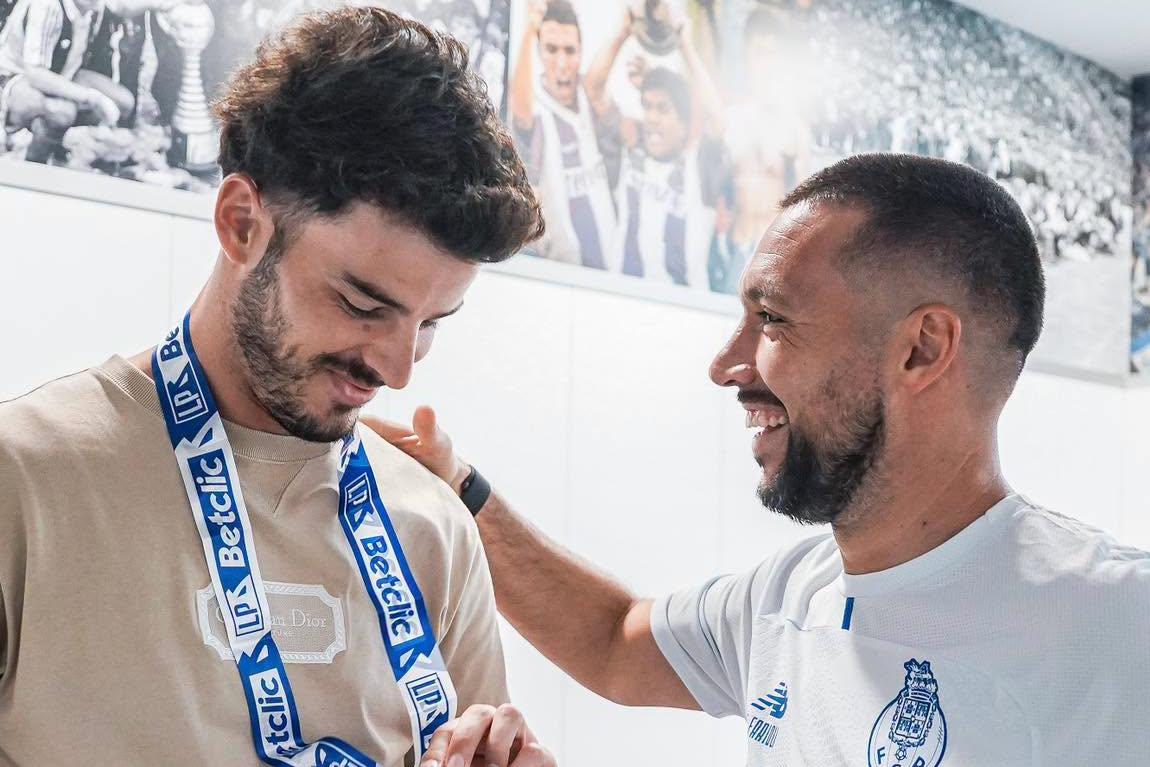 Zé Pedro recebeu a medalha de campeão 2025/26 - Foto: FC PORTO