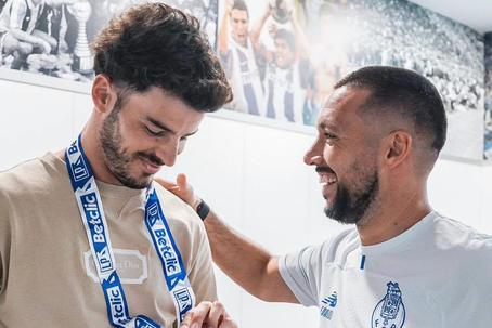 Zé Pedro recebeu a medalha de campeão 2025/26 - Foto: FC PORTO