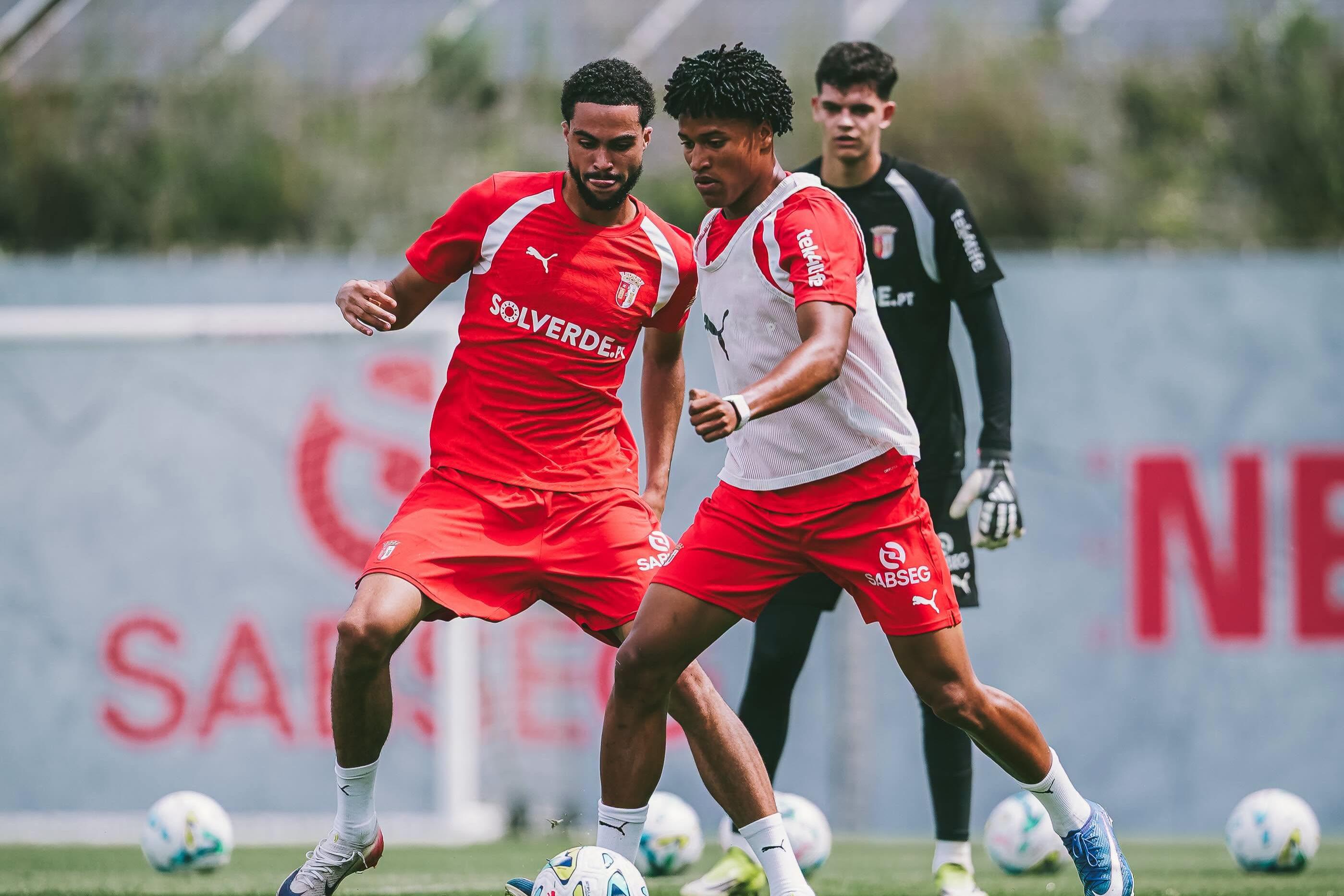 Por agora, Chissumba vai tentando convencer Carlos Vicens a dar-lhe uma oportunidade - Foto: SC BRAGA
