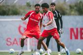 Por agora, Chissumba vai tentando convencer Carlos Vicens a dar-lhe uma oportunidade - Foto: SC BRAGA