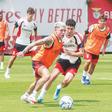 Prestianni, com oposição de José Neto, num treino do Benfica, já sob as ordens de Marco Silva — Foto: SL Benfica