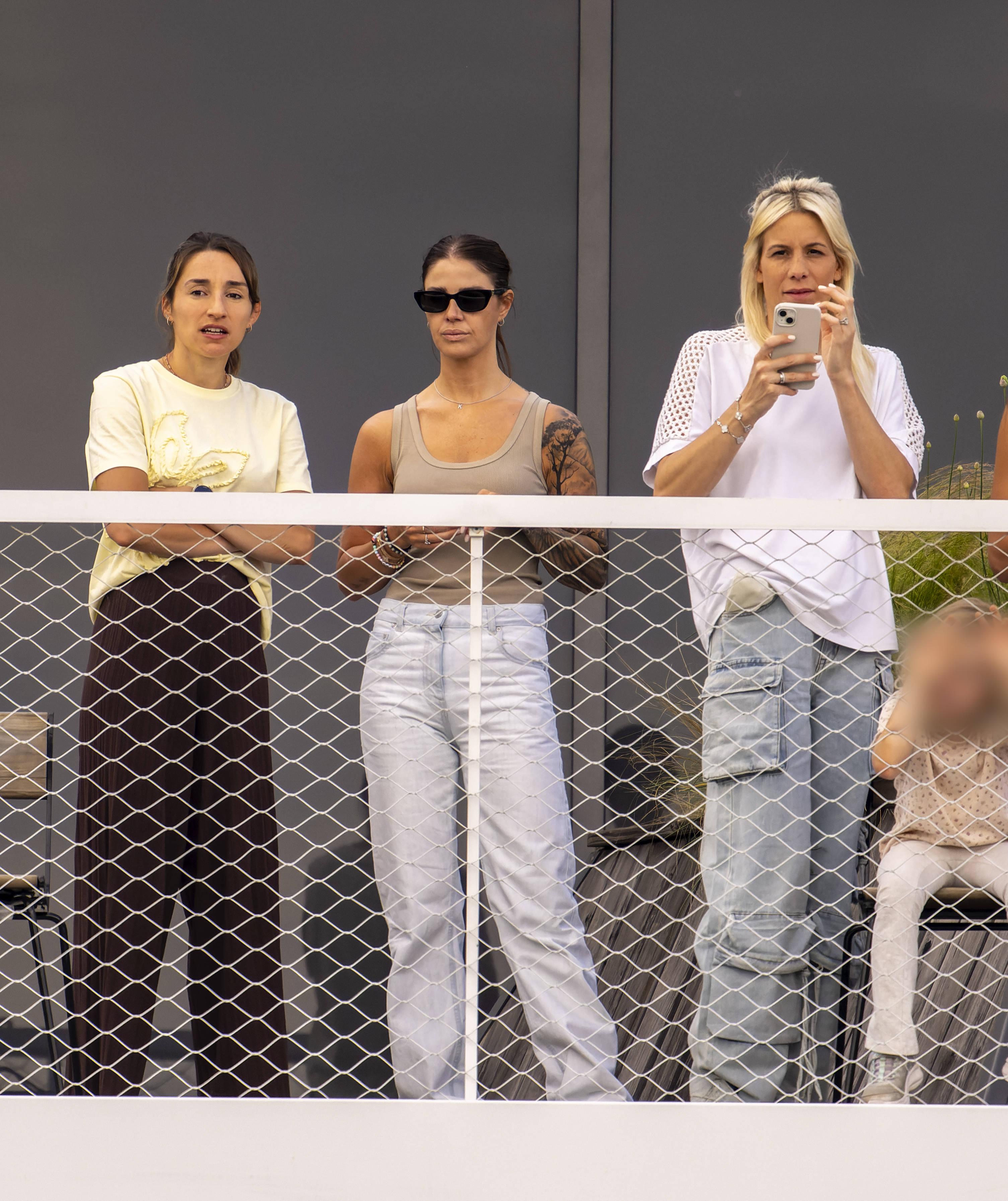 Lena Wurzenberger, mulher de Julian Nagelsmann, com as mulheres de jogadores em Frankfurt