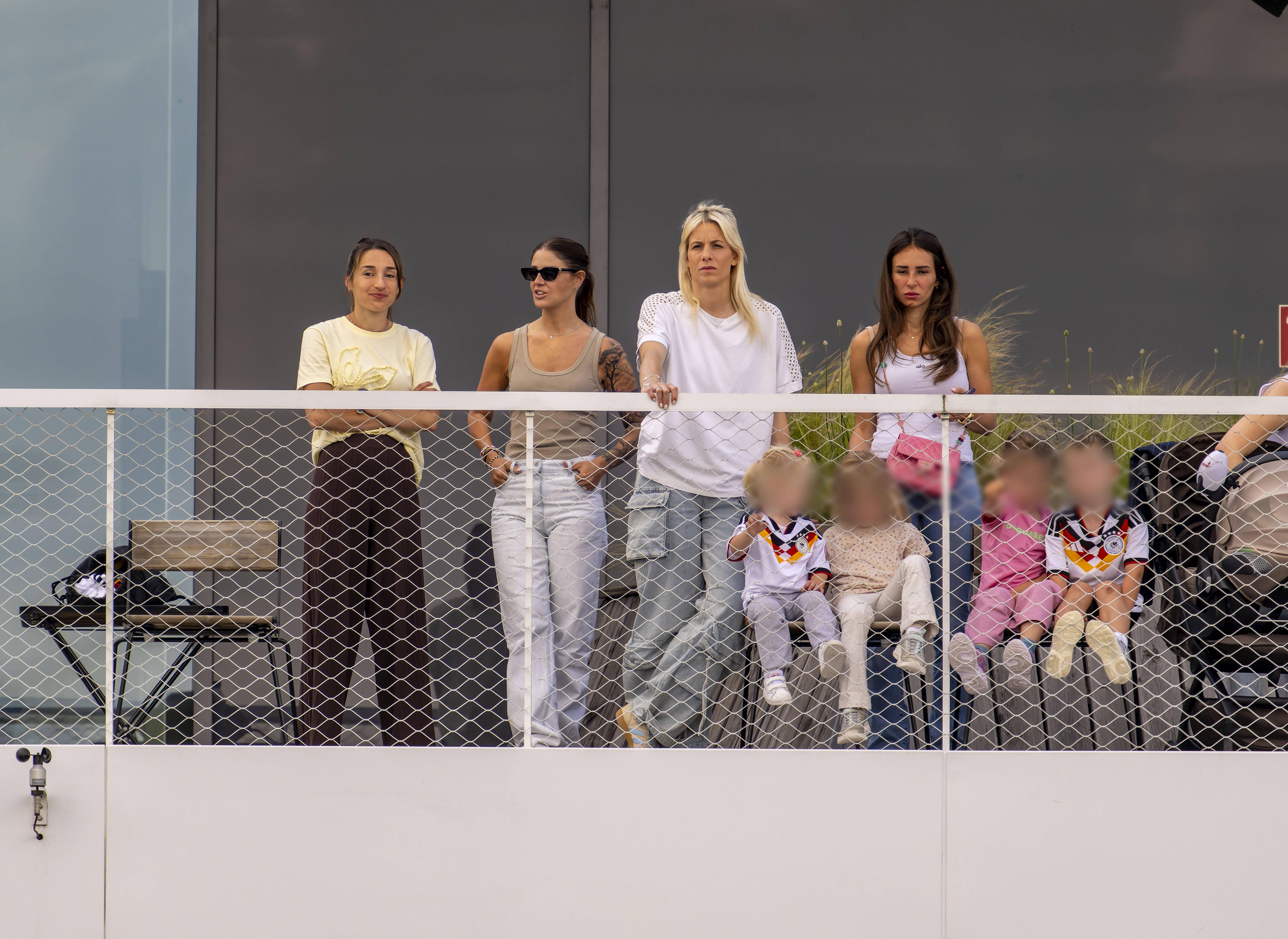 Lena Wurzenberger, mulher de Julian Nagelsmann, com as mulheres de jogadores em Frankfurt