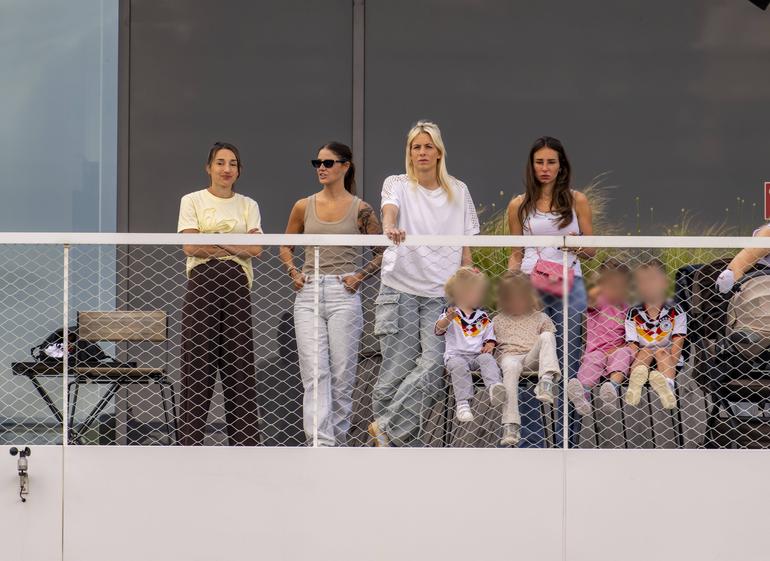 Lena Wurzenberger, mulher de Julian Nagelsmann, com as mulheres de jogadores em Frankfurt