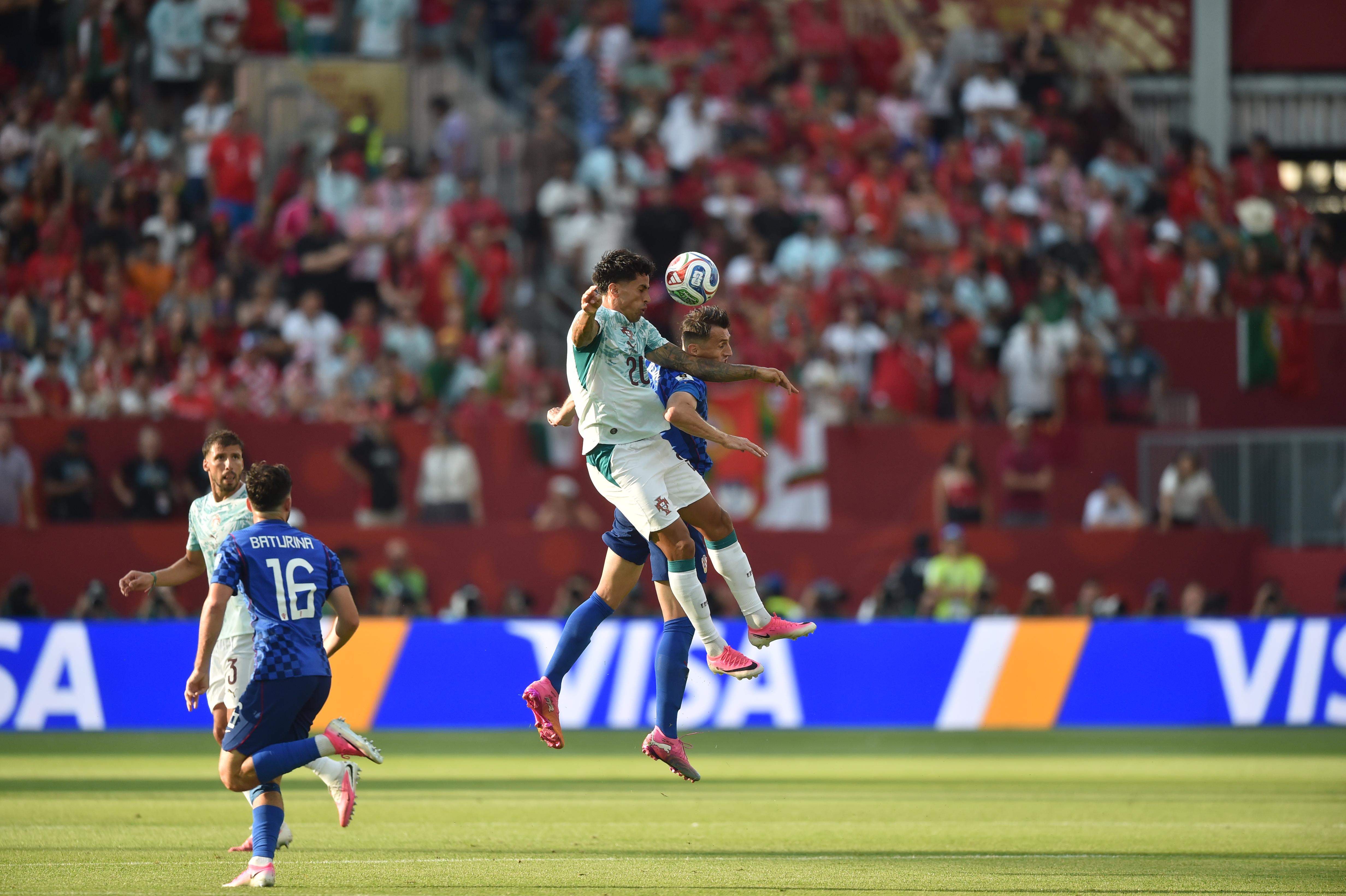 Cancelo disputa bola nas alturas - Foto: Miguel Nunes