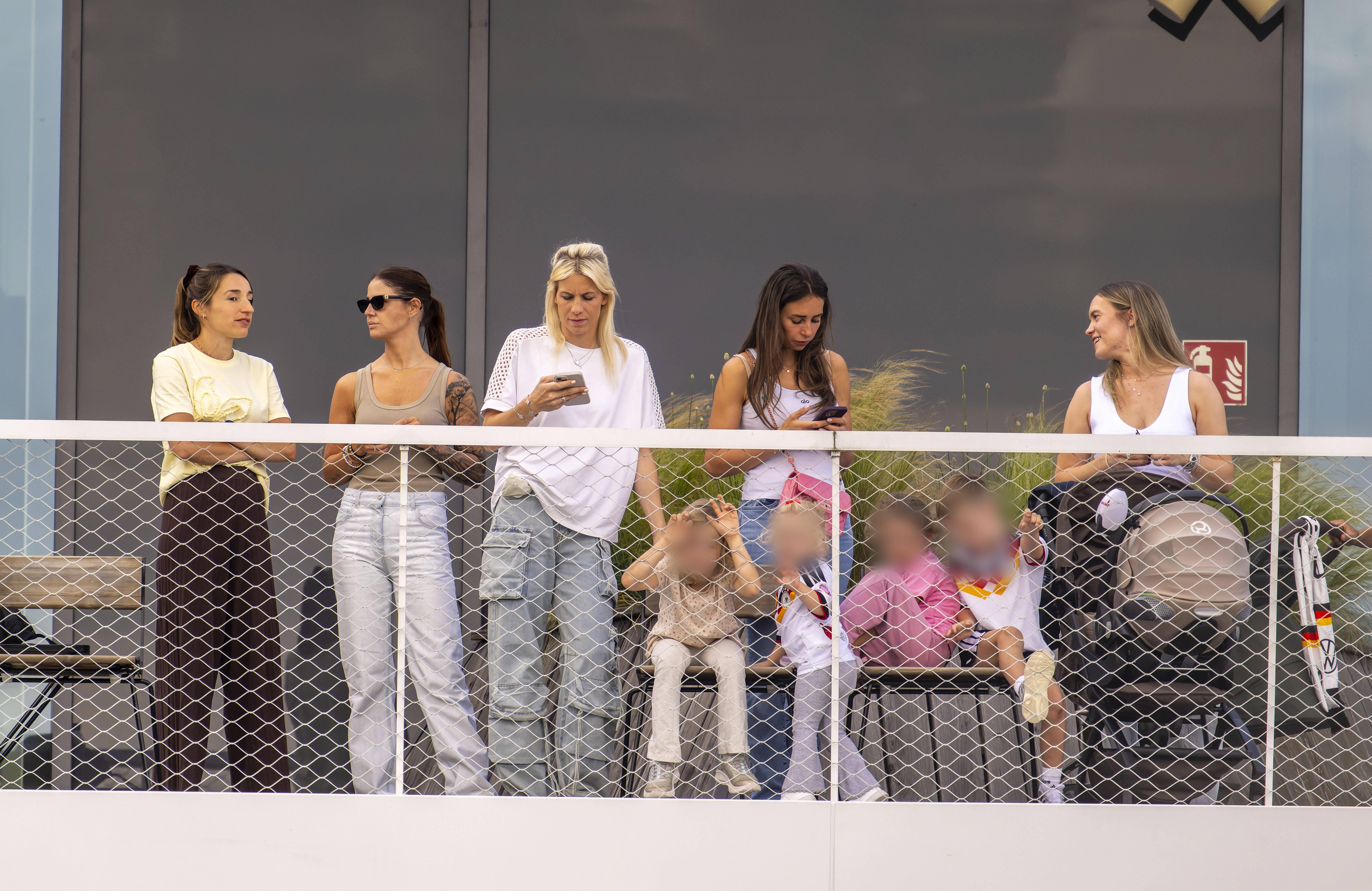 Lena Wurzenberger (à esquerda), mulher de Julian Nagelsmann, com as mulheres de jogadores em Frankfurt