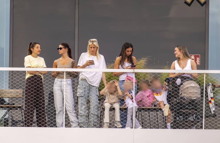 Lena Wurzenberger (à esquerda), mulher de Julian Nagelsmann, com as mulheres de jogadores em Frankfurt