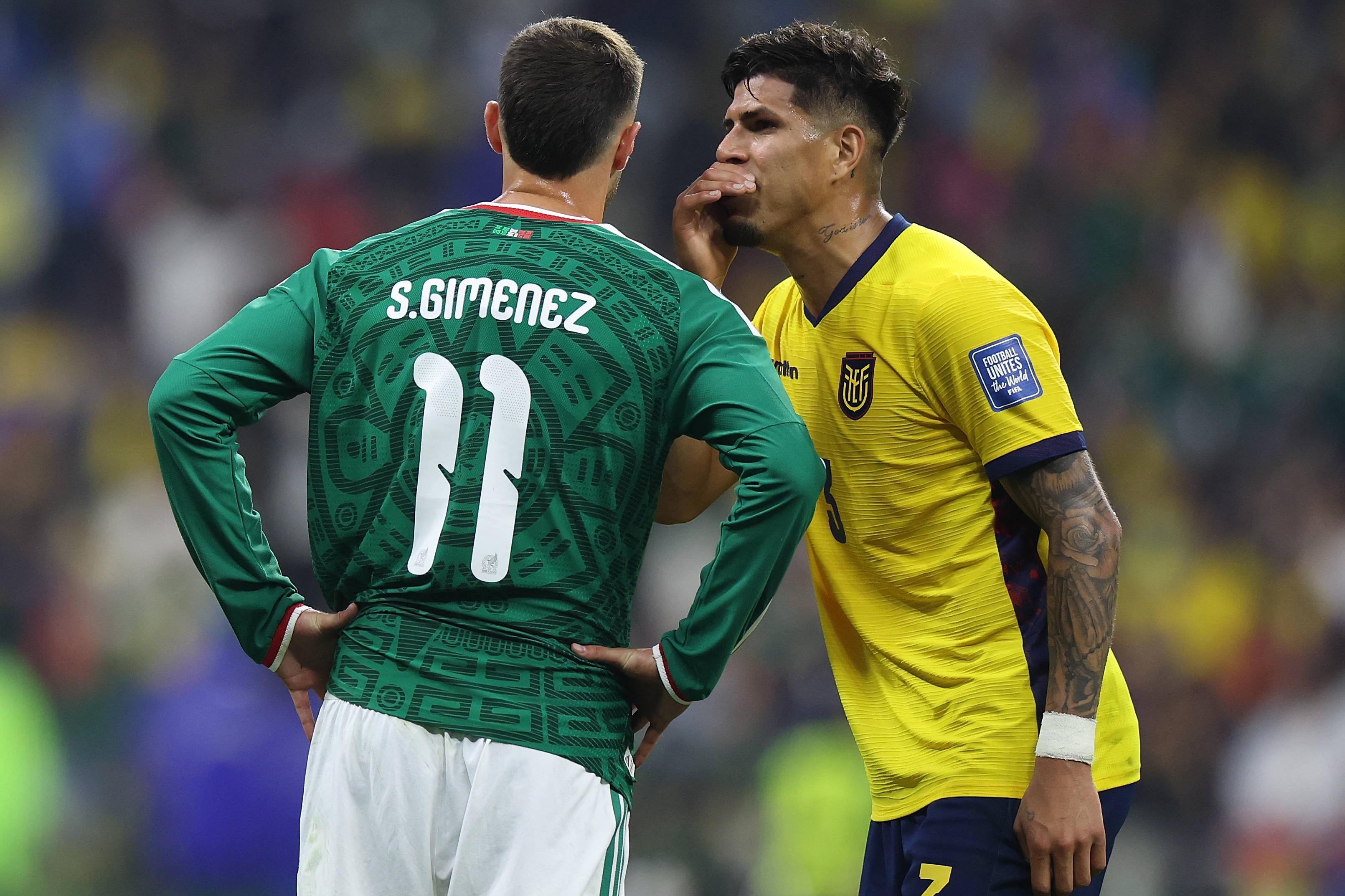 Hincapié expulso após tapar a boca enquanto falava com Giménez