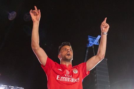Samaris vai regressar ao Benfica, avançam gregos