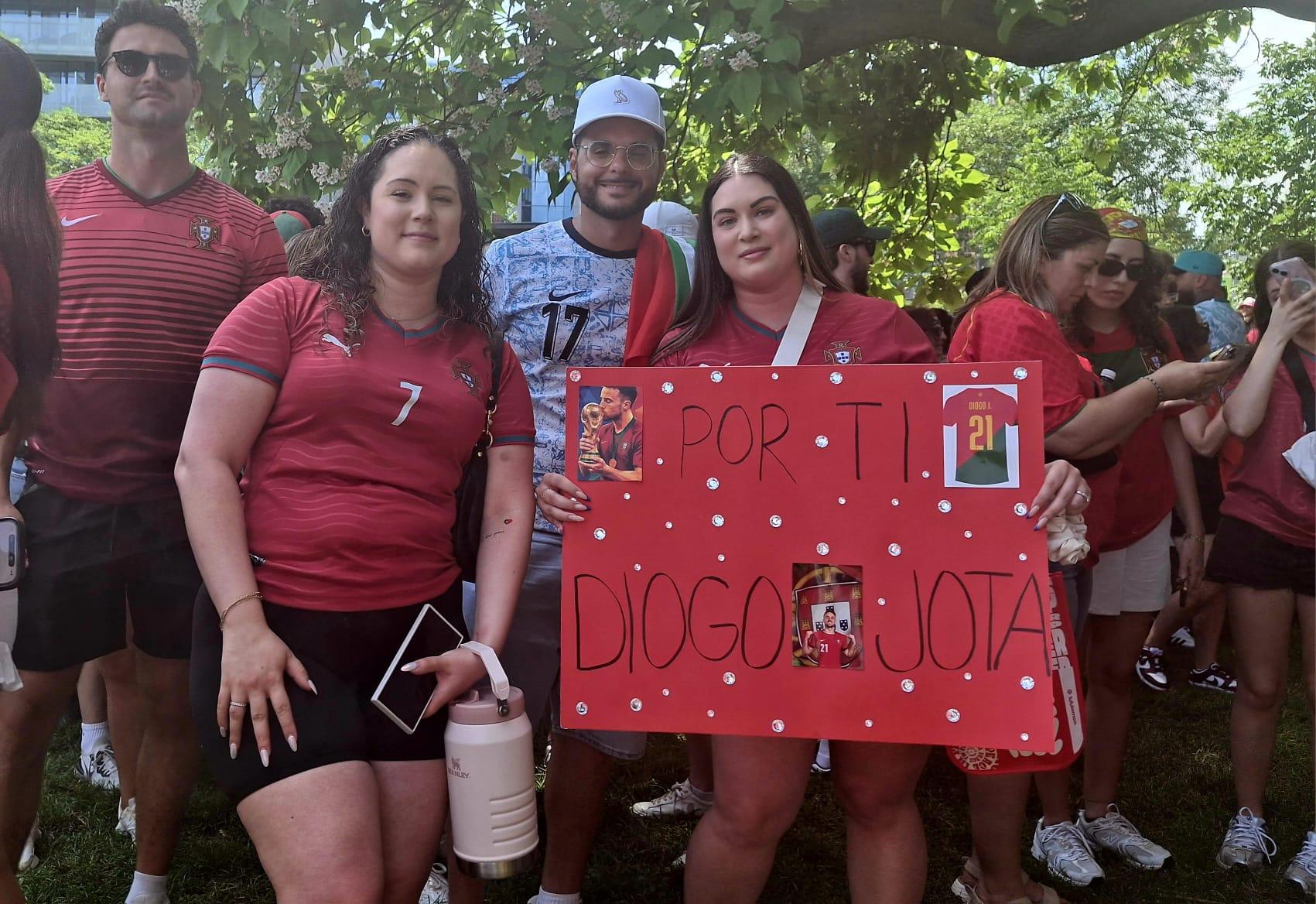 Adeptos de Portugal em Toronto, com homenagem a Diogo Jota (Foto: João Pimpim)