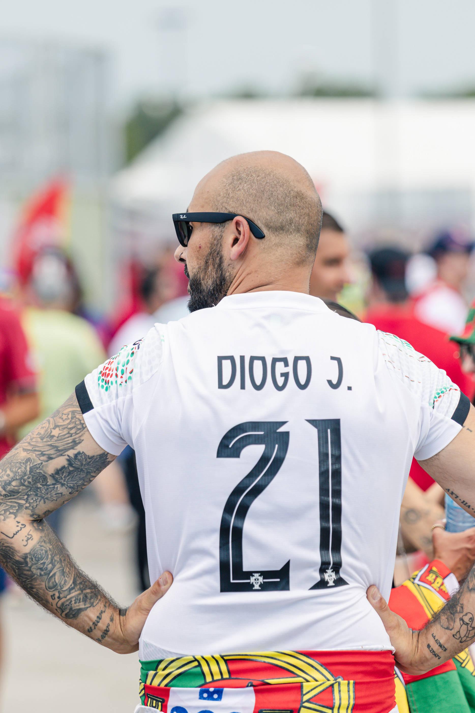 Adepto de Portugal com camisola de Diogo Jota