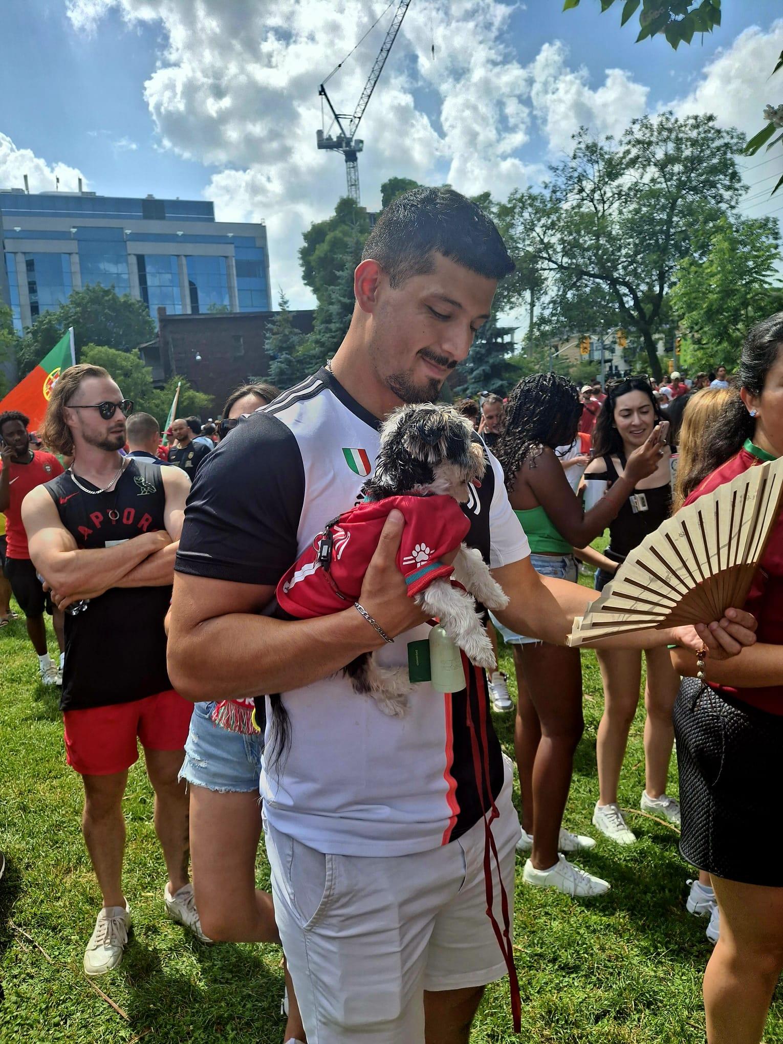 Adeptos de Portugal em Toronto... e até o cão está equipado! (Foto: João Pimpim)