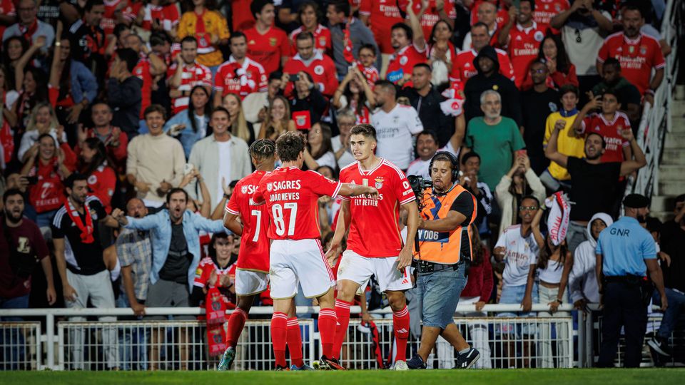 Pais de António Silva pedem desculpa após críticas ao Benfica pela venda de João Neves