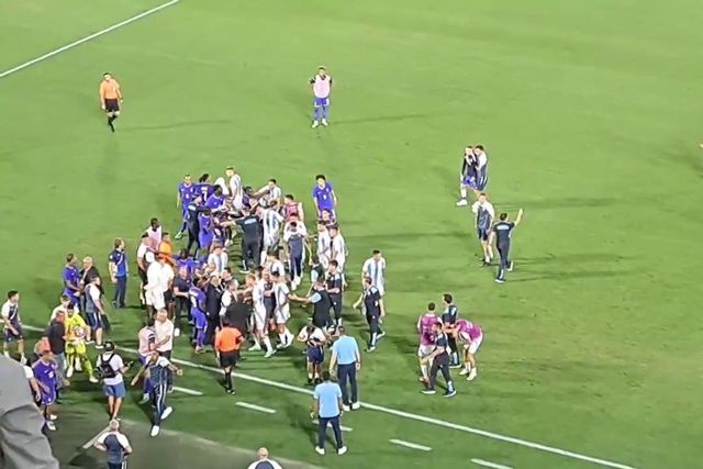 VÍDEO: enorme confusão entre jogadores após o França-Argentina