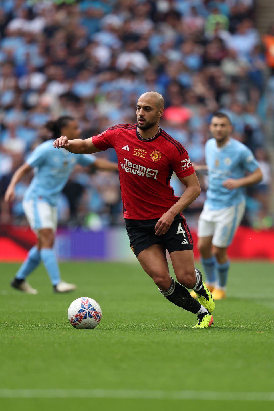 José Mourinho ofereceu contrato a Amrabat até 2028