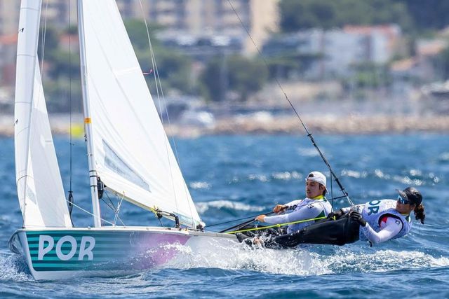 Paris 2024: velejadores Carolina João e Diogo Costa na sétima posição da classe 470