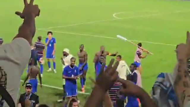 Jogadores da França gozam com adeptos após eliminarem Argentina