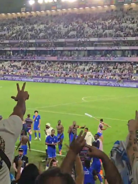 Jogadores da França gozam com adeptos após eliminarem Argentina