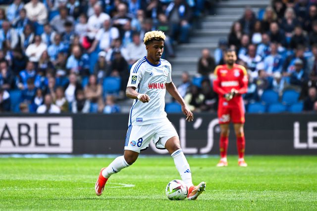 Oficial: Chelsea volta a emprestar Andrey Santos ao Estrasburgo