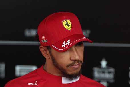 Lewis Hamilton: «Sou um inútil! A Ferrari precisa é de mudar de piloto»
