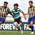 Gabriel Silva leva a melhor sobre dois jogadores do Atlético