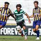 Gabriel Silva leva a melhor sobre dois jogadores do Atlético