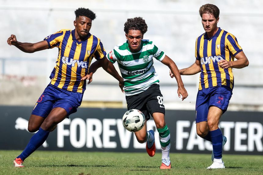 Gabriel Silva leva a melhor sobre dois jogadores do Atlético