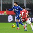 Dele Alli com a bola frente a Pulisic no jogo entre Como e Milan