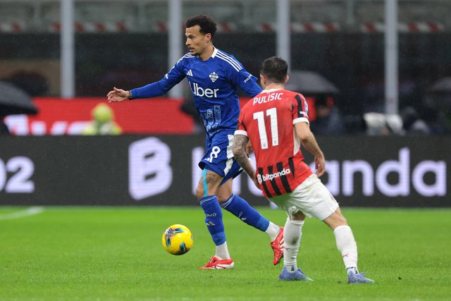 Dele Alli com a bola frente a Pulisic no jogo entre Como e Milan