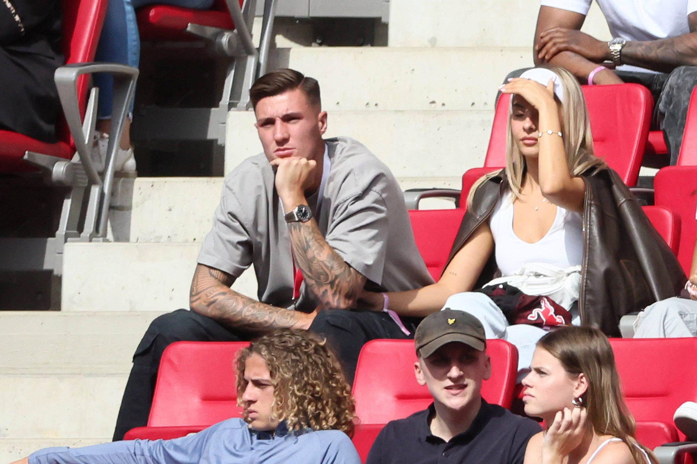 Benjamin Sesko assistiu da bancada à derrota do Leipzig frente à Atalanta por 1-2 Foto: IMAGO