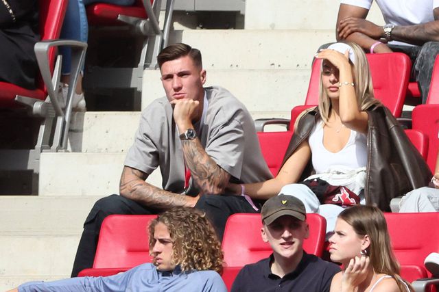 Benjamin Sesko assistiu da bancada à derrota do Leipzig frente à Atalanta por 1-2 Foto: IMAGO