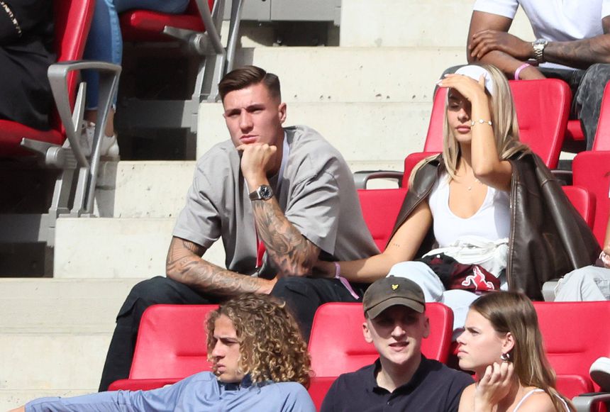 Benjamin Sesko assistiu da bancada à derrota do Leipzig frente à Atalanta por 1-2 Foto: IMAGO