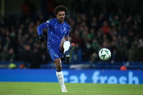 Renato Veiga na porta de saída do Chelsea