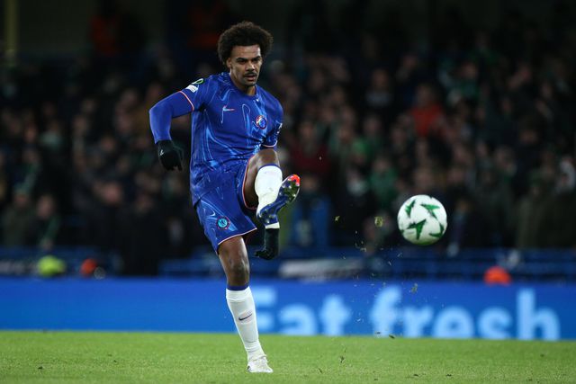 Renato Veiga na porta de saída do Chelsea
