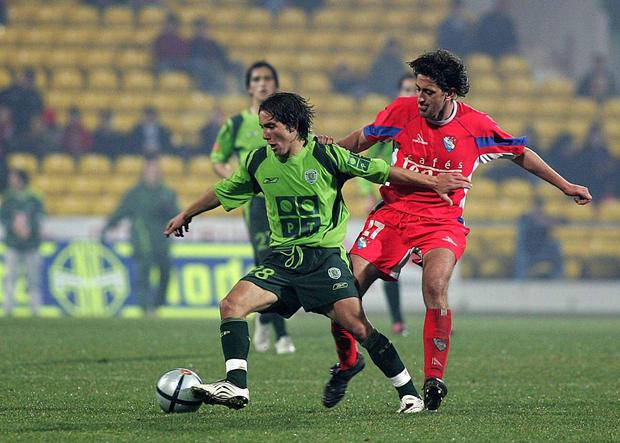 João Moutinho controla a bola perante a oposição de Luís Coentrão durante o Gil Vicente-Sporting da Liga 2004/2005 realizado a 23 de janeiro de 2005 em Barcelos