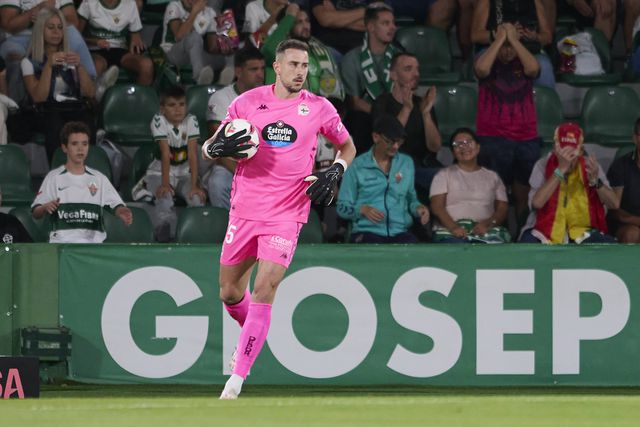 Helton Leite, ex-Boavista e Benfica, em ação durante jogo do Deportivo La Corunha