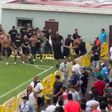 Mais de 50 'ultras' invadem o campo antes de duelo de rivais em Espanha