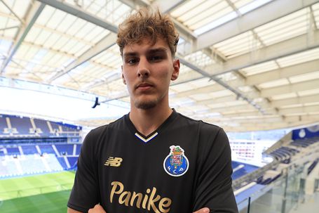 FC Porto: guarda-redes polaco de 1,94 metros assina contrato