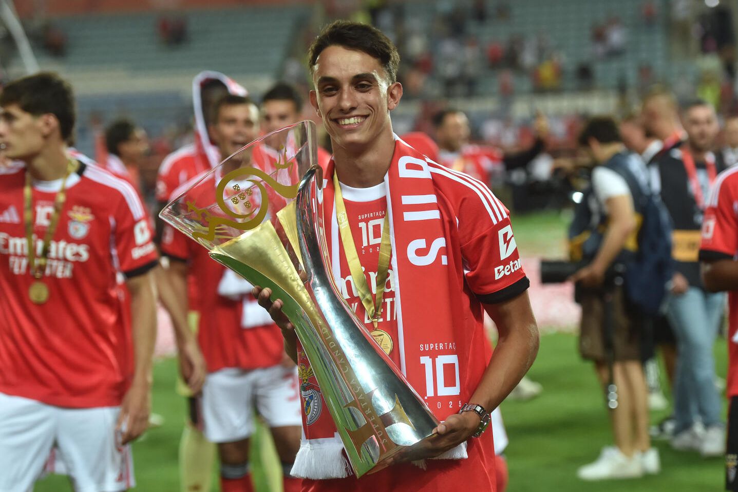 João Rego, médio do Benfica, com a Supertaça