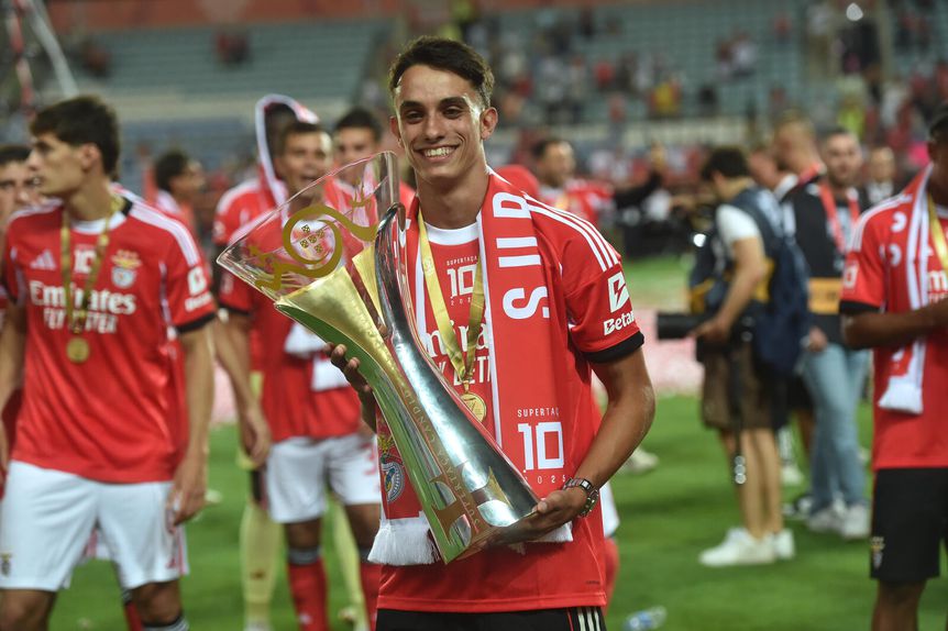 João Rego, médio do Benfica, com a Supertaça
