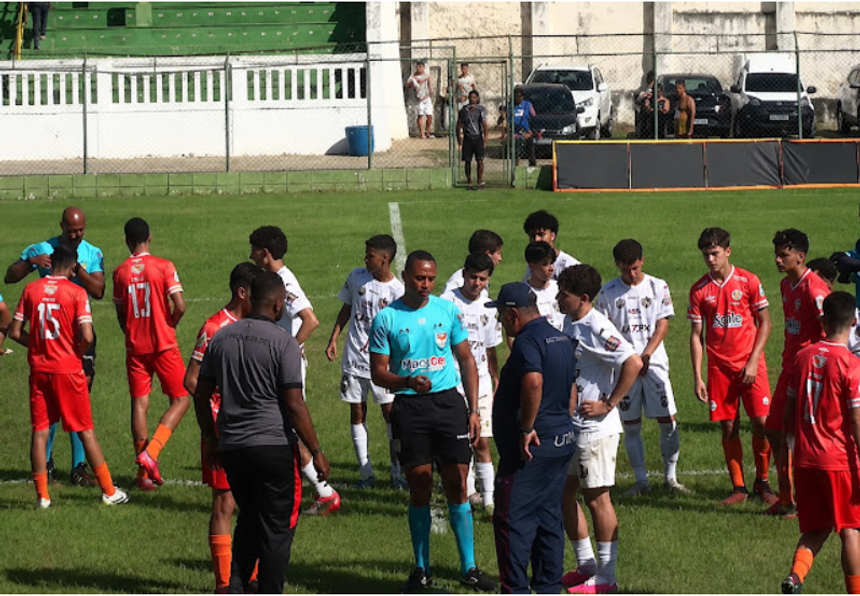 Árbitro abandona jogo após ser chamado de «macaco» por um adepto Foto: reprodução