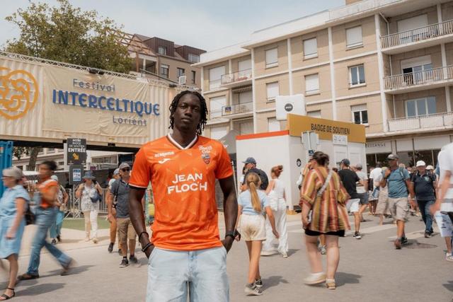 Faye já foi oficializado pelo clube da Ligue 1 - Foto: FC Lorient